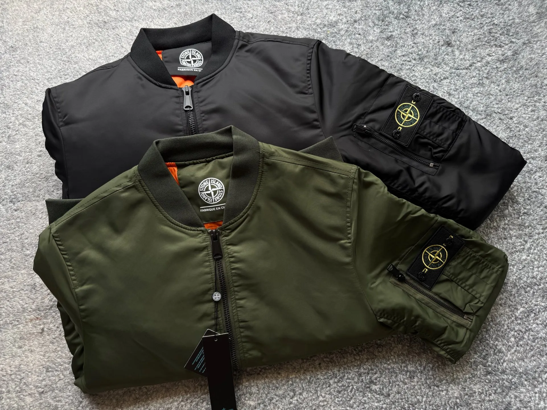 P360 Stone lsland Stone Island Medal Aviator Cotton Jacket The outer fabric is made of MA-1 flight nylon, which is a material specially used in flight and aviation. Flying nylon is a fabric specially used in flight and aviation. It is rarely used in ordinary clothing. The density of flying nylon is very high, so it is windproof and waterproof. When rain falls on the surface of the clothes, it will not penetrate immediately, but will form a small water droplet and slide off. This performance is a requirement for the development of modern jet technology. Because it is assumed that the pilot got caught in the rain before getting on the plane, he entered the cabin covered in rainwater. When flying at high altitude and at high speed, in a cabin without an environmental control system, water droplets will freeze on the pilot's body 2. Knitted baseball collar MA-1 uses a knitted collar. The collar is made of wool and can be snug around the neck and very warm. 3. Metal zippers We have very strict requirements on zippers, including smoothness and size. There was no zipper on the market that met the requirements, so we asked a zipper factory to customize a strong and durable metal zipper.  4. Double-threaded knitted cuffs The cuffs are made of double-threaded knitted fabric, narrow at the front and wide at the back. The narrow part can be tightened around the wrist to prevent wind from entering. The wide part has enough space when wearing multiple pieces under winter Color: Black Dark Army Green Size: M L.